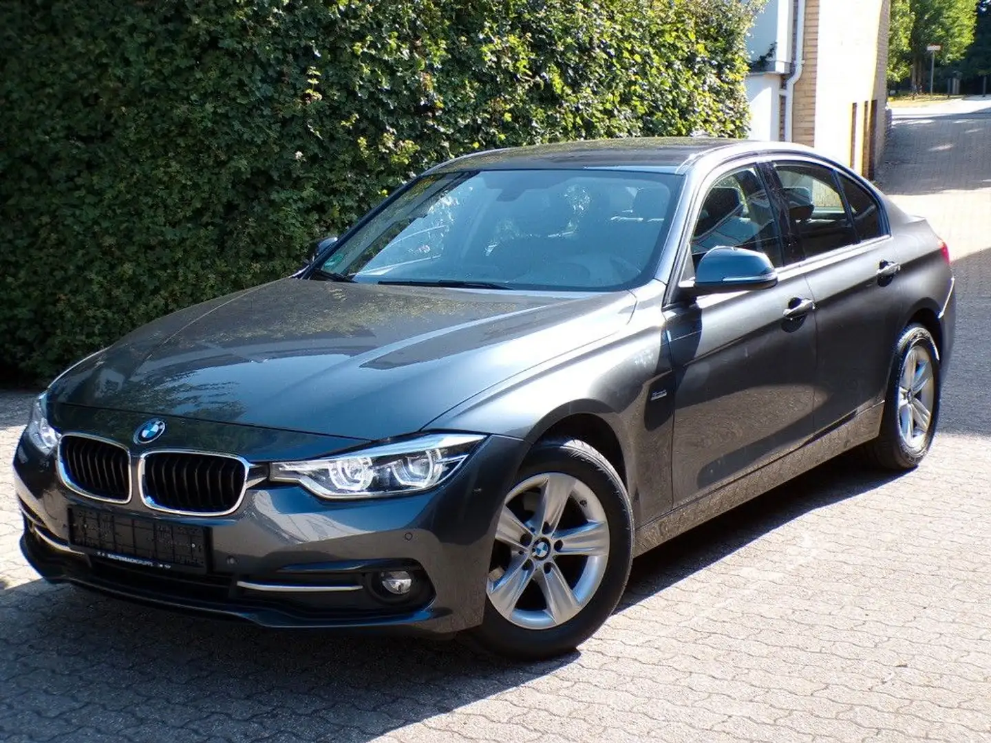 BMW 318 d Lim."Sport Line" Aut./Navi/Multi/Xenon LED Grau - 1