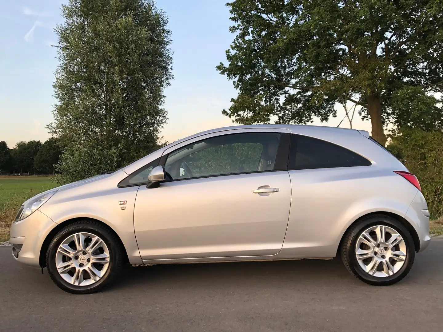 Opel Corsa 1.2-16V '111 Edition' Automaat | Cruise | Airco Grijs - 2