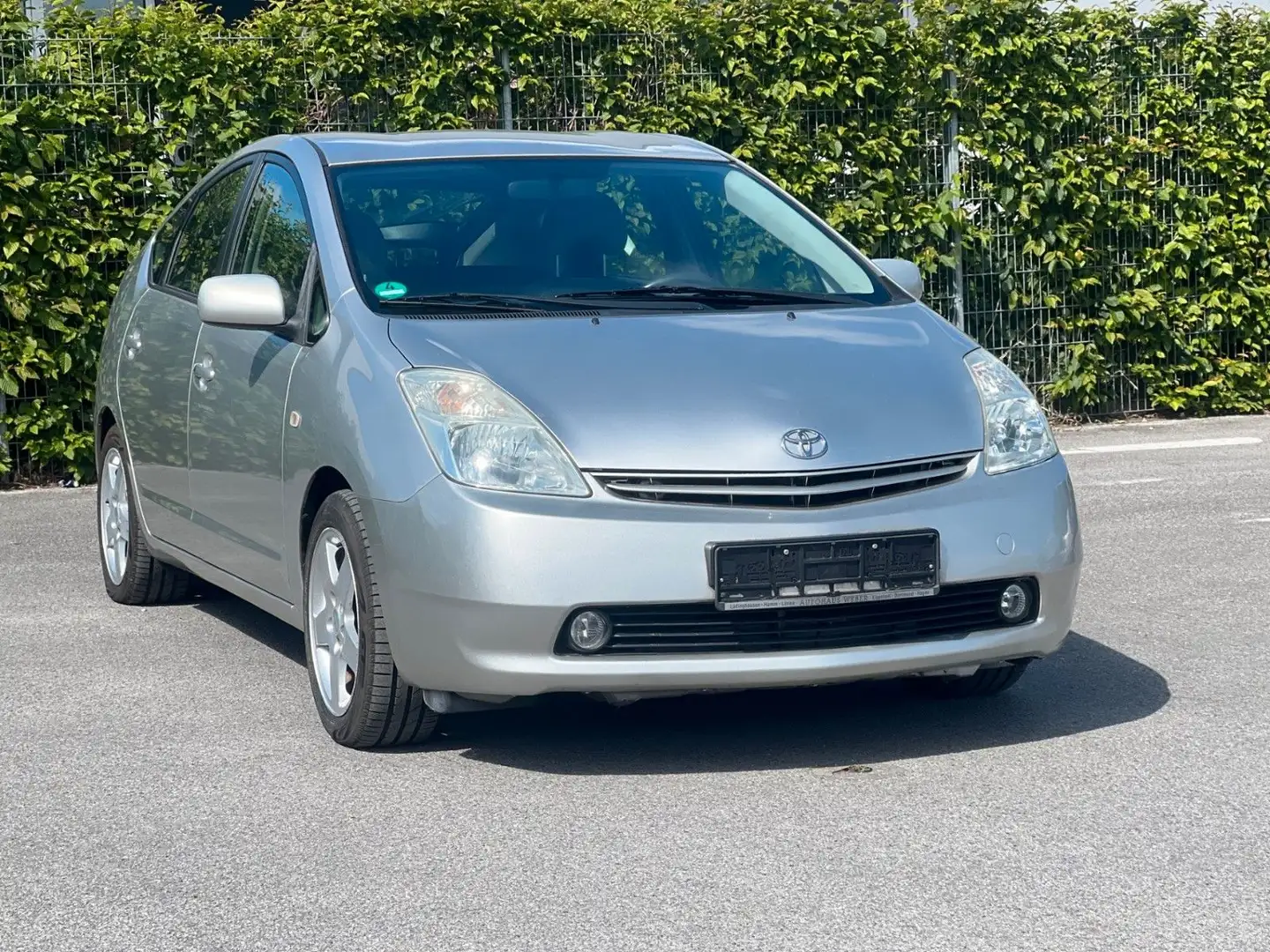 Toyota Prius 1.5-l_VVT-i Executive TÜV NEU 05.2025 Silber - 1