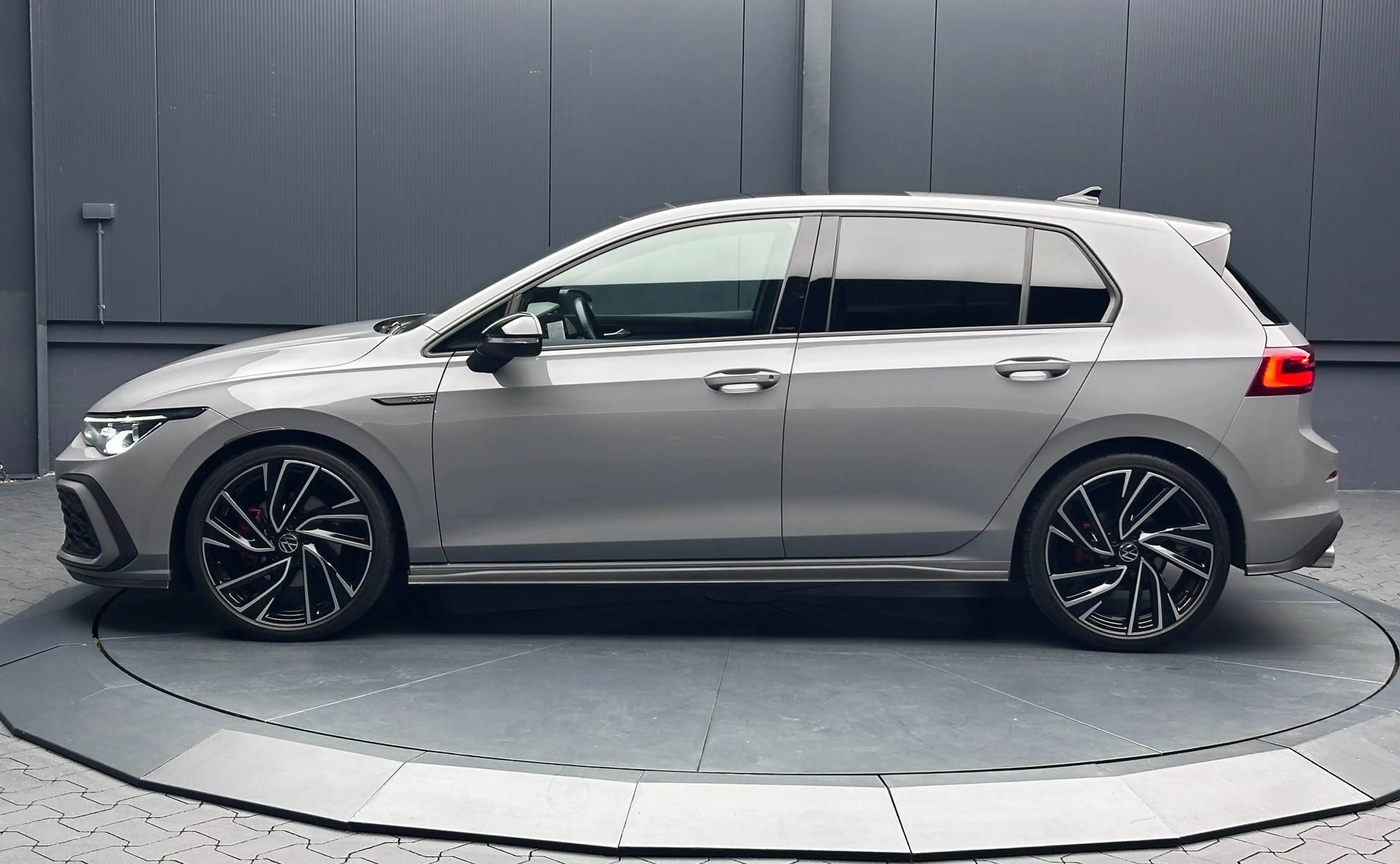 Volkswagen Golf GTD Black Style *19Zoll*PANORAMA*LEDER*H&K*SitzKlima*HuD* — photo 2