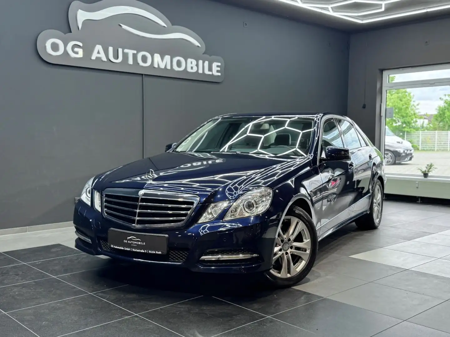 Mercedes-Benz E 350 CDI*AIRMATIC*XENON*PDC*LEDER*NAVI*TEMPOMAT Modrá - 1