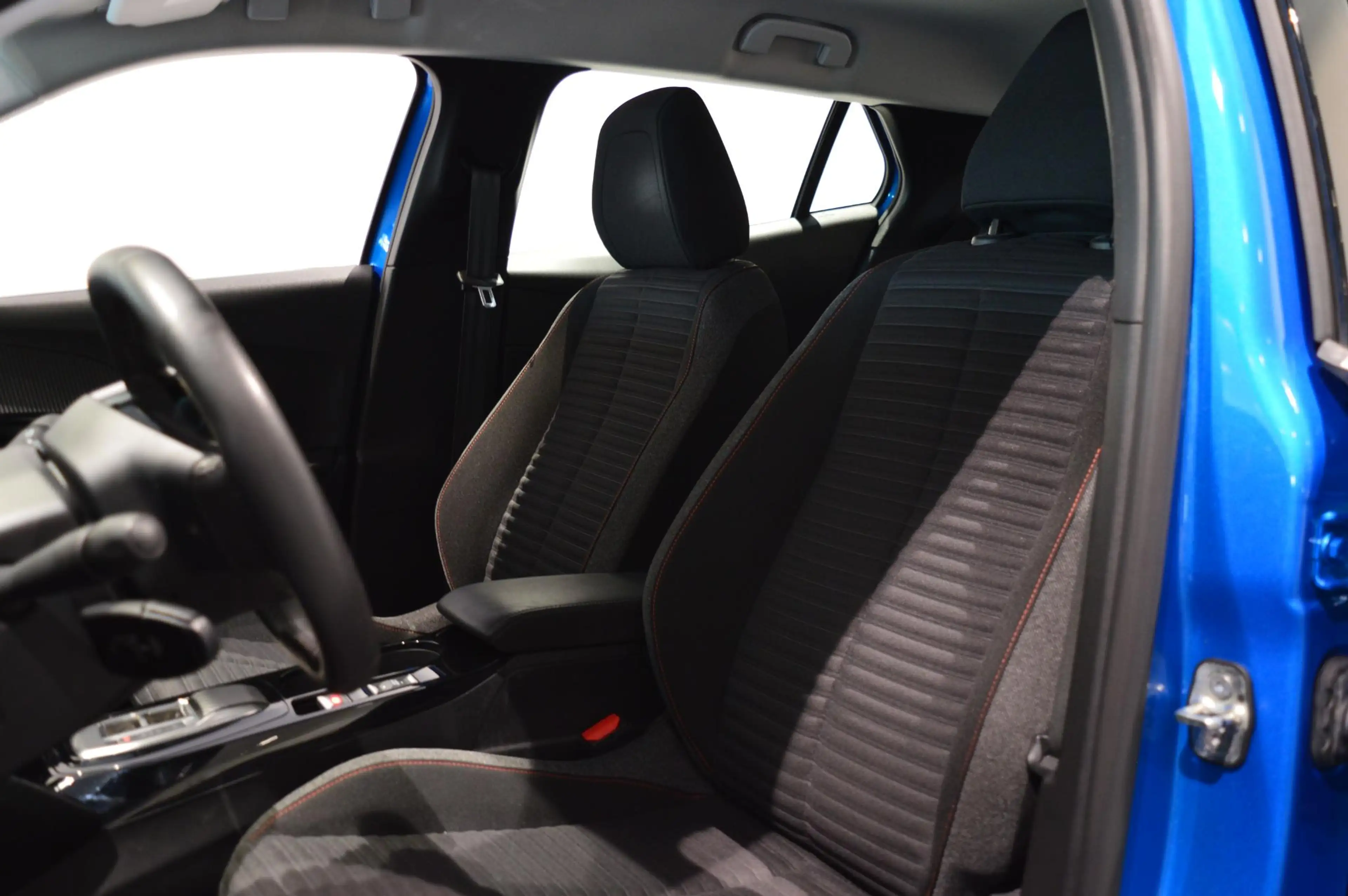 Peugeot e-2008 EV Active 50 kWh — photo 6