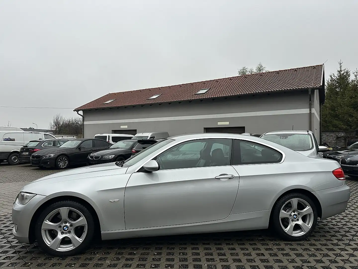 BMW 325 xi Coupé Grau - 2