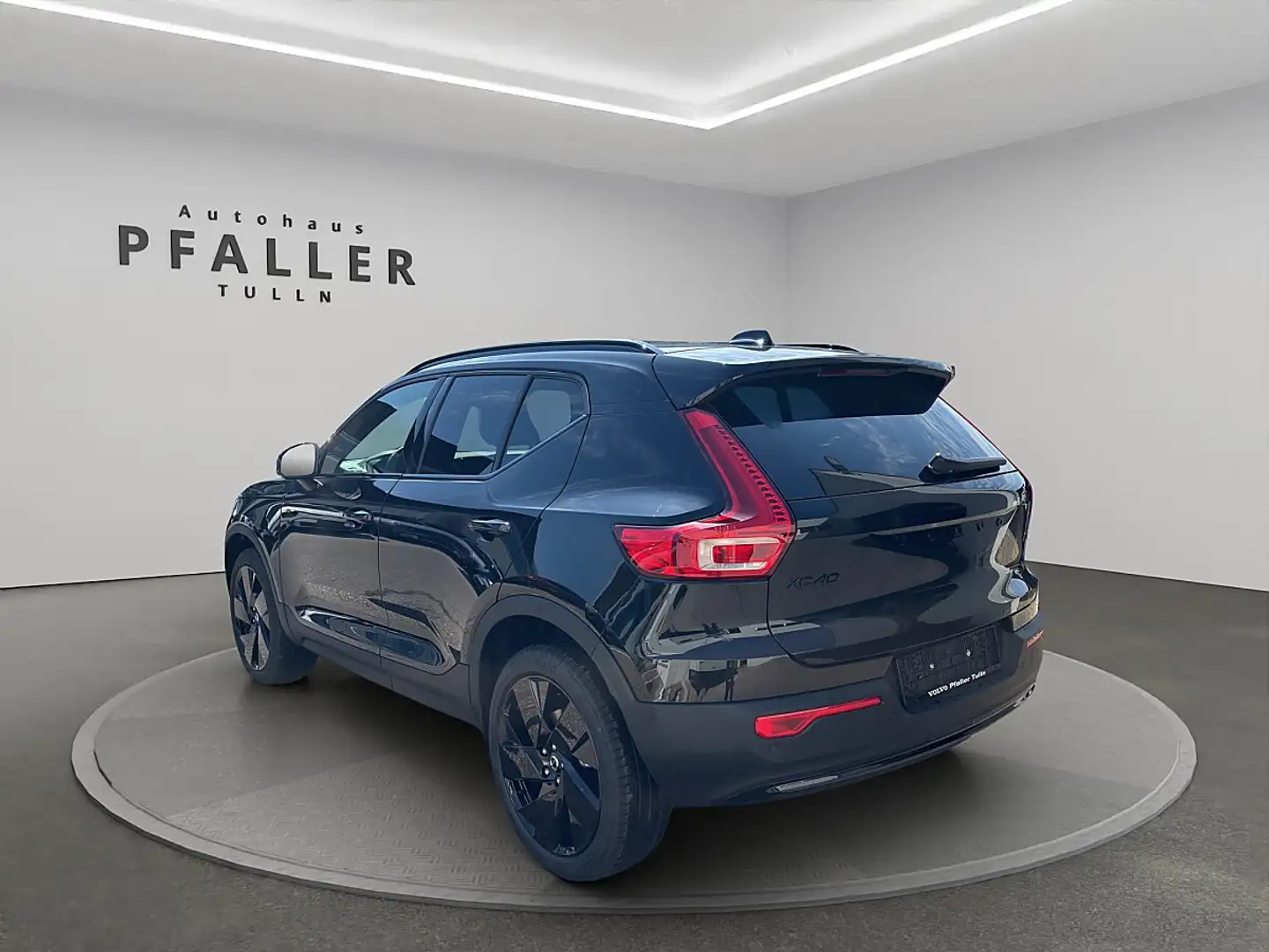 Volvo XC40 B3 Black Edition Plus Aut. Schwarz - 2