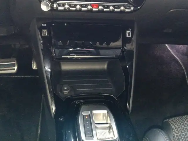 Peugeot 208 view 11