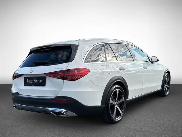 Mercedes-Benz 220 view 6