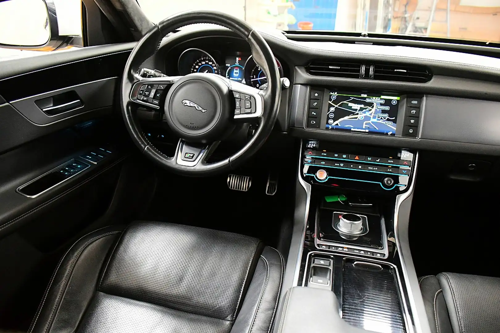 Jaguar XF 30d R-Sport Aut. Wit - 2