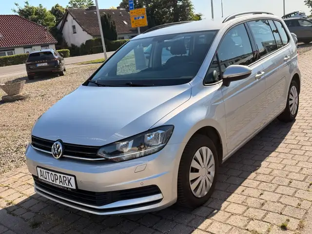 Volkswagen Touran view 3