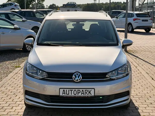 Volkswagen Touran view 2
