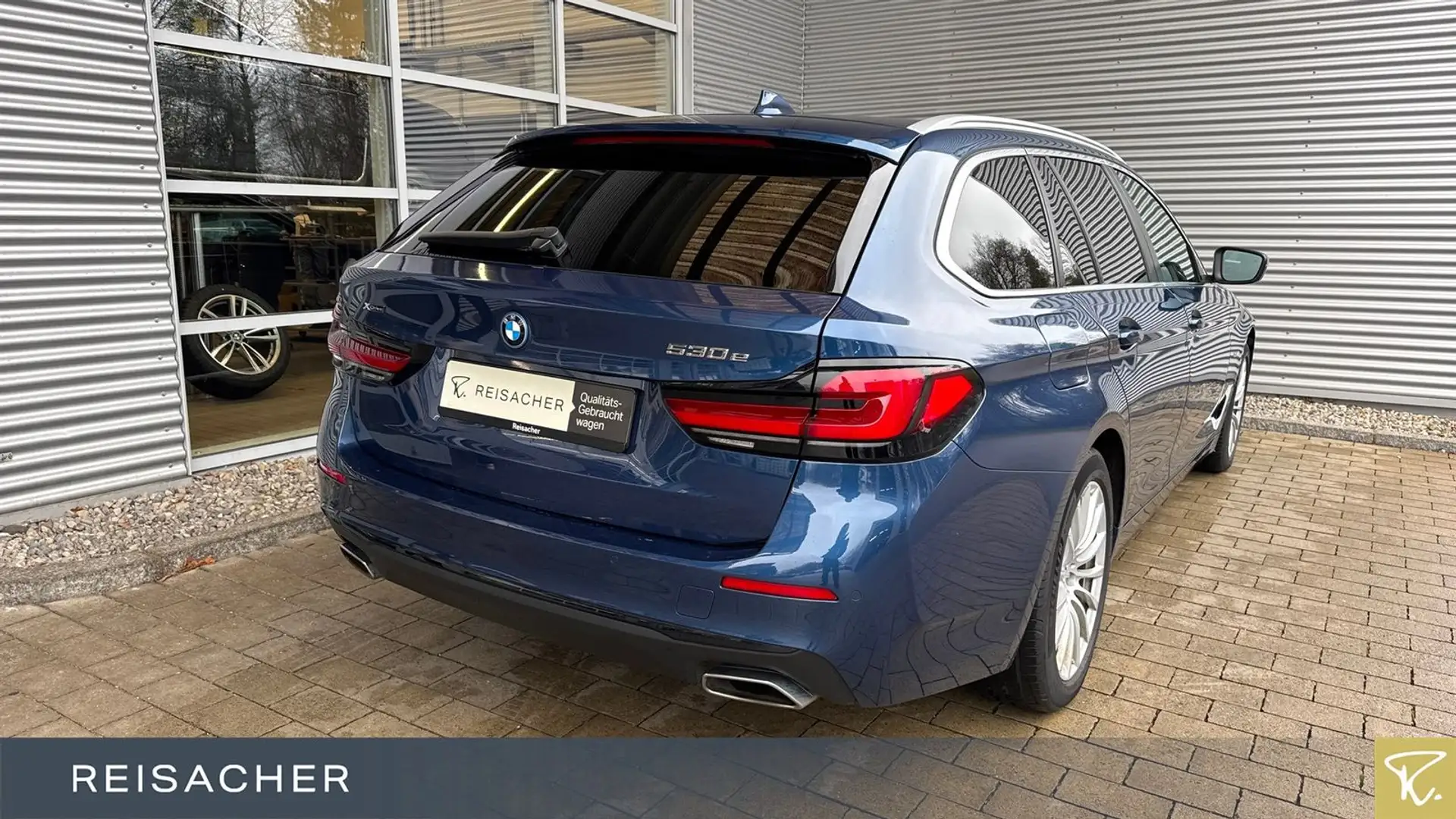 BMW 530 e xDrive Touring Navi DAB adLED Pano AHK Blau - 2