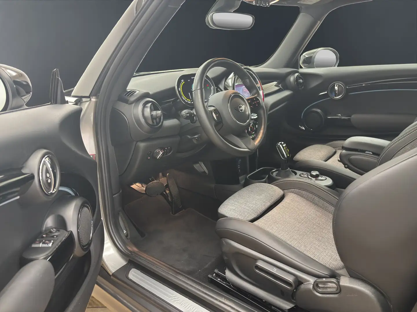 MINI Cooper SE 3-Türer [Classic, Navi, RFK, SHZ, LED] Grau - 2
