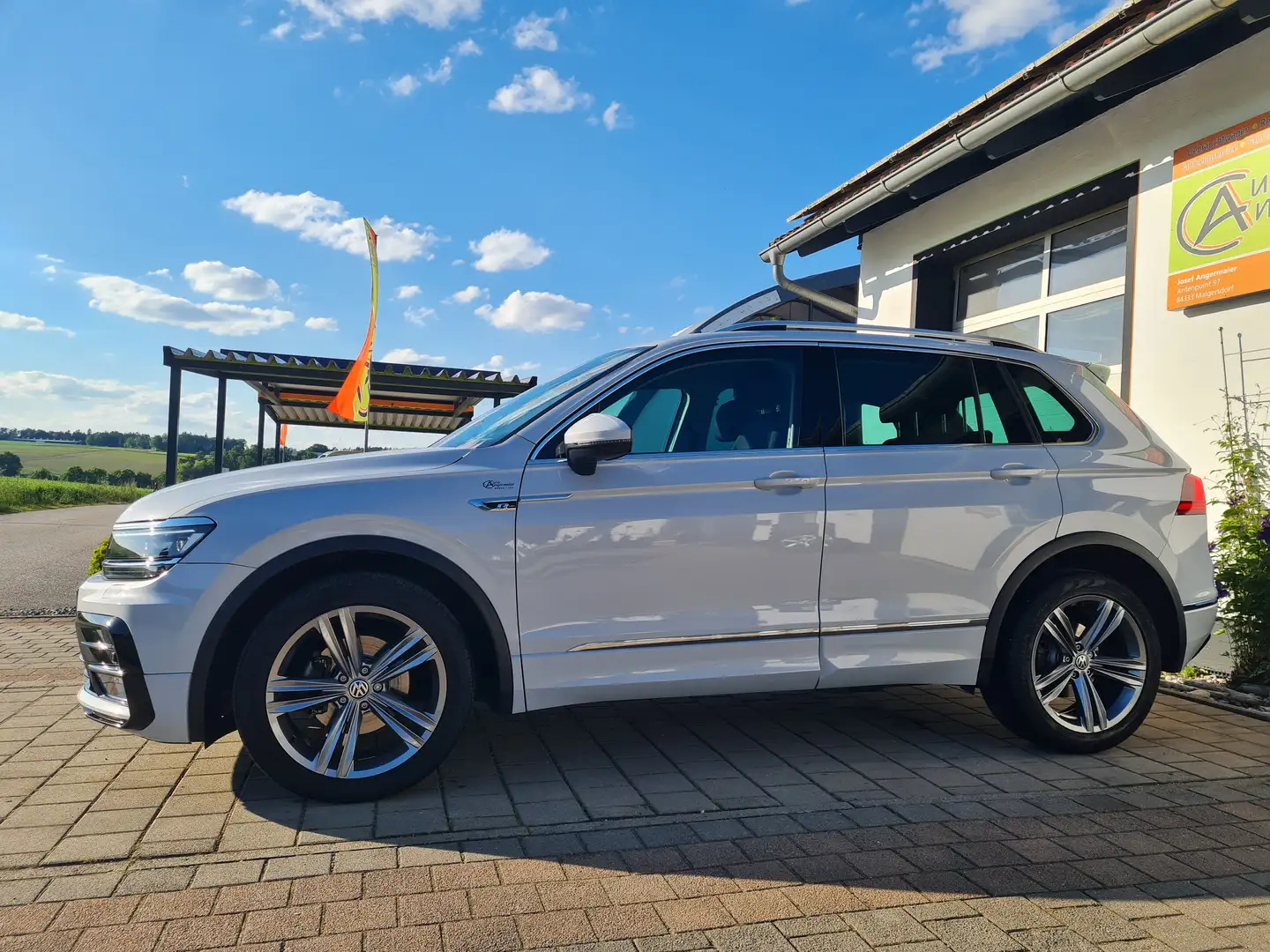 Volkswagen Tiguan Highline BMT/Start-Stopp 4Motion R-Line Grijs - 2