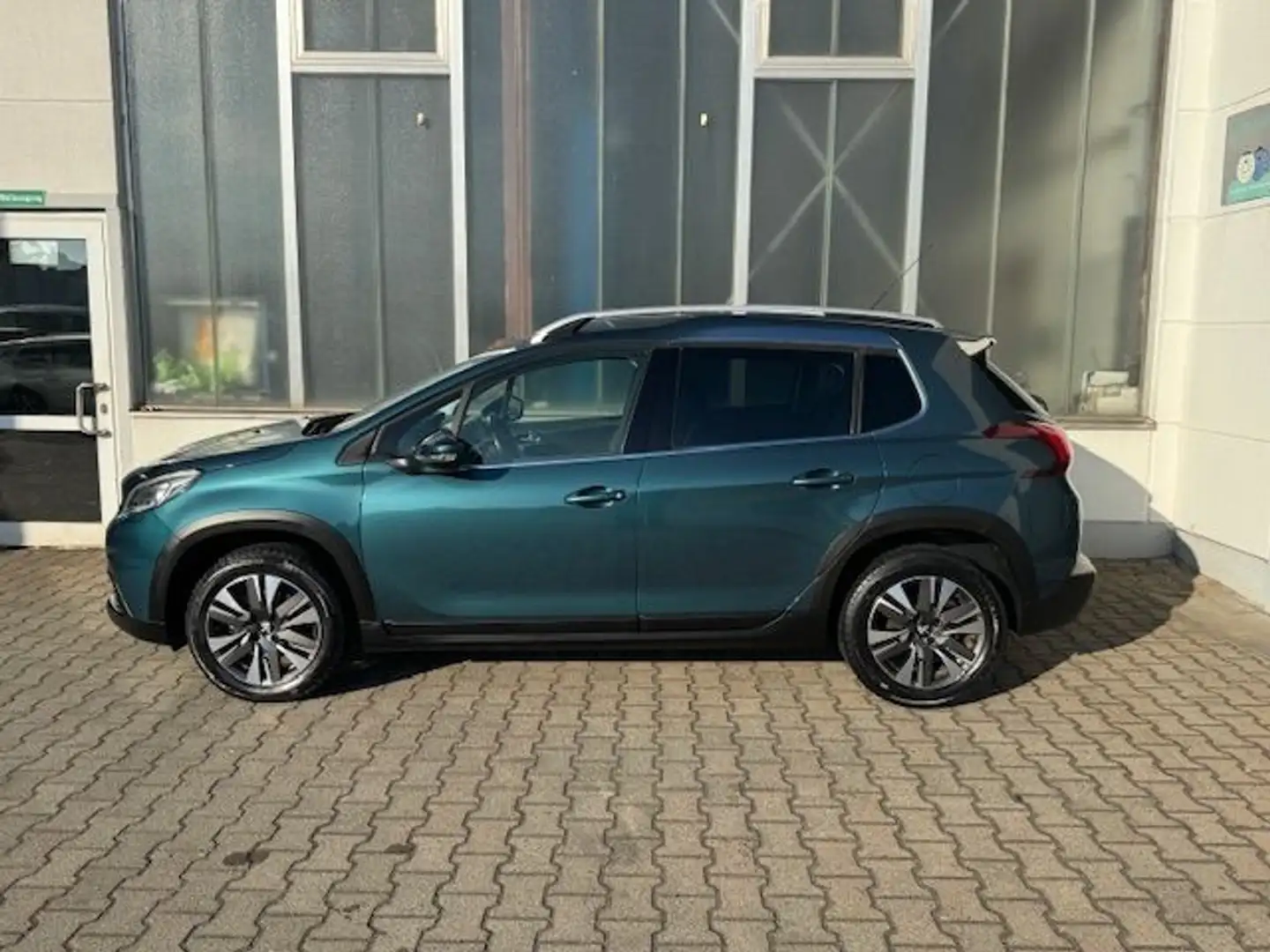 Peugeot 2008 PureTech 110 Stop&Start Allure Grün - 2