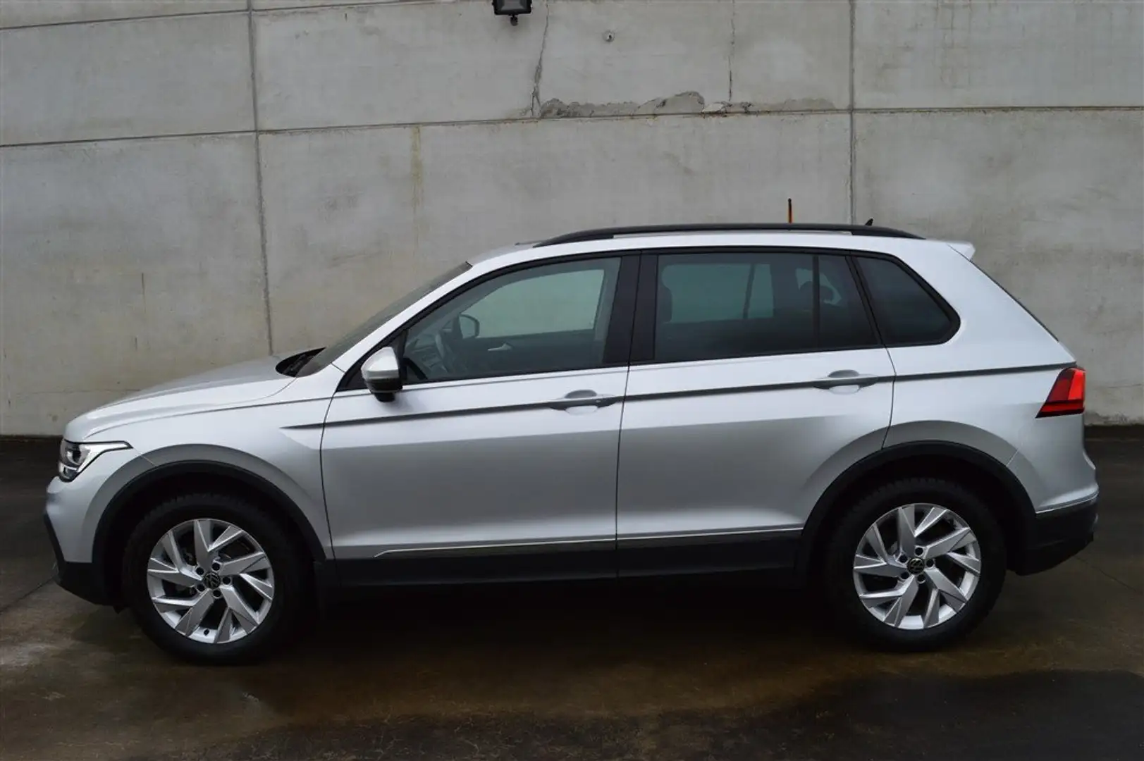 Volkswagen Tiguan 1.5 TSI 150Pk Life DSG /PANO /CARPLAY /CUIR Grijs - 2