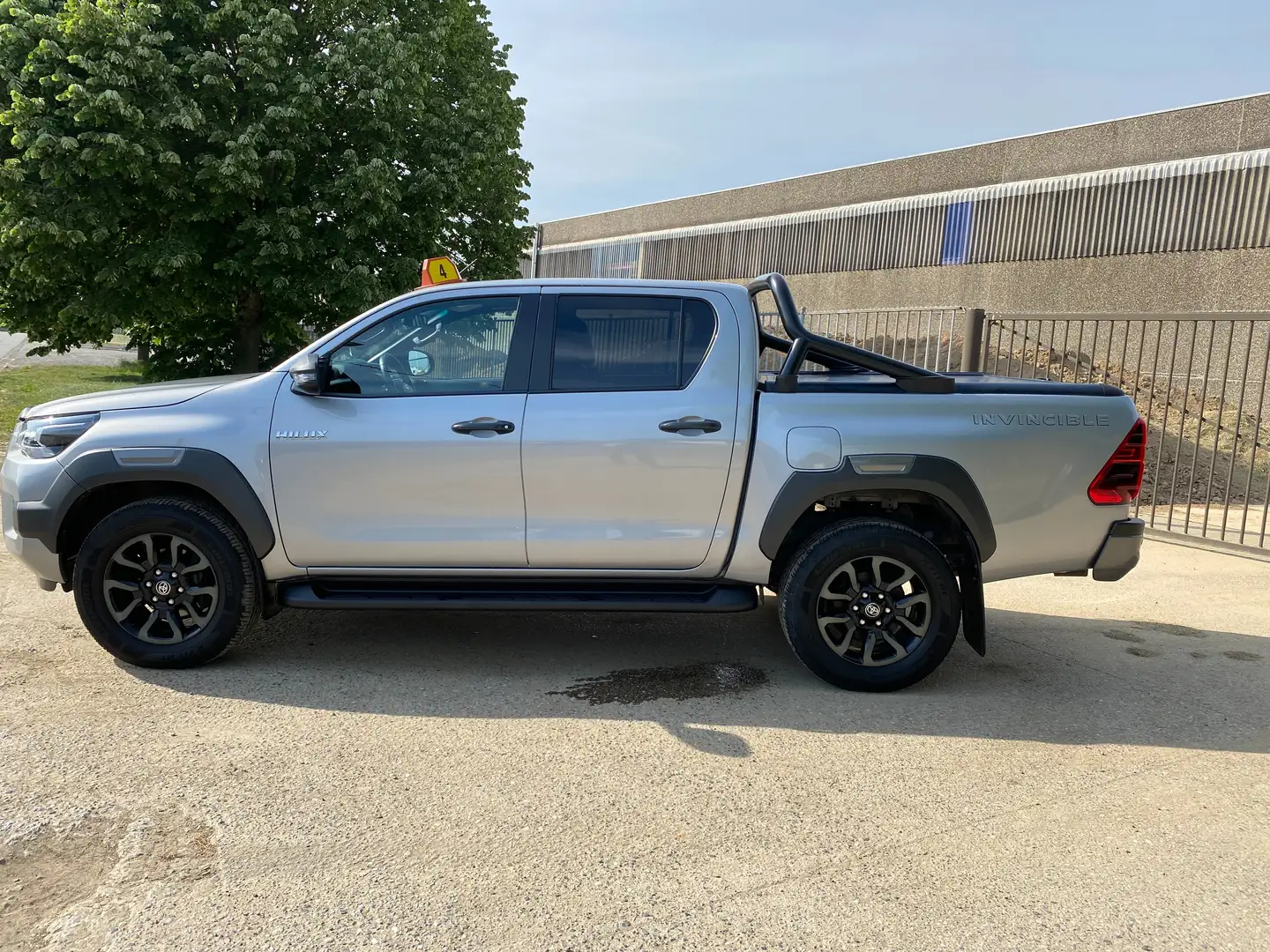 Toyota Hilux 2.8 D-4D 4WD Invincible  36.322 eur h tva  3,5t Grijs - 2