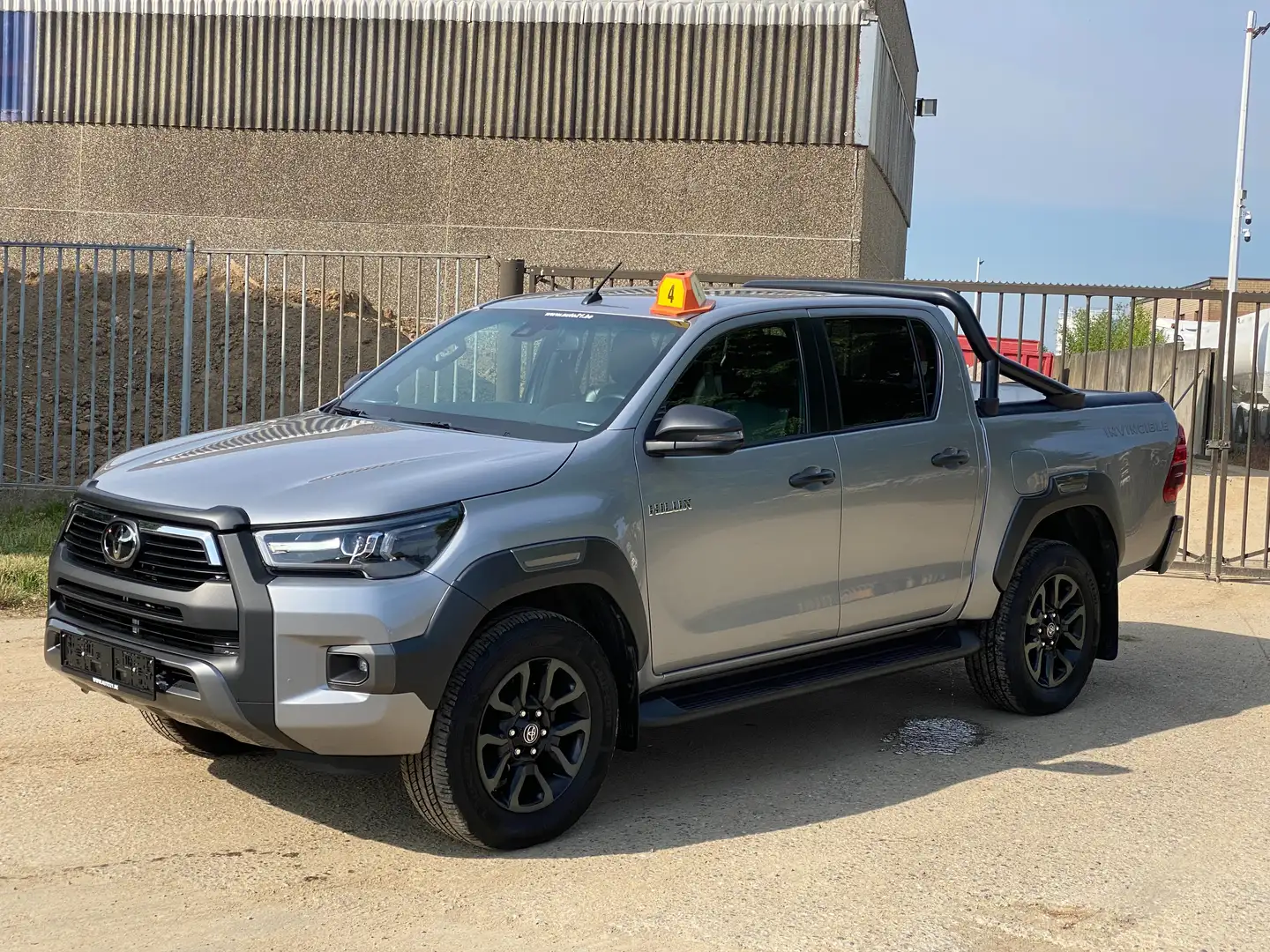 Toyota Hilux 2.8 D-4D 4WD Invincible  36.322 eur h tva  3,5t Grijs - 1