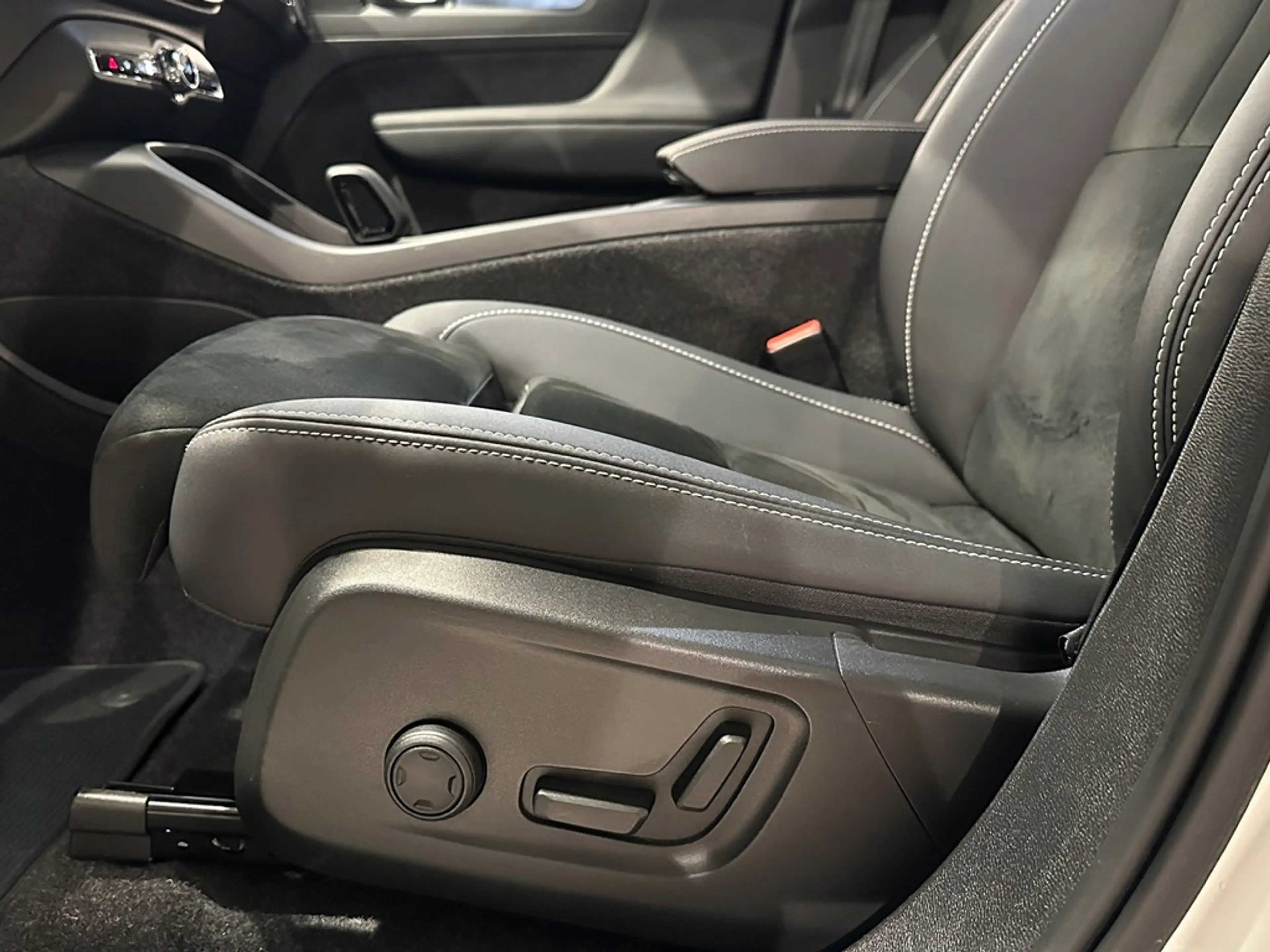 Volvo C40 Recharge Ultra Twin motor + trekhaak — photo 6