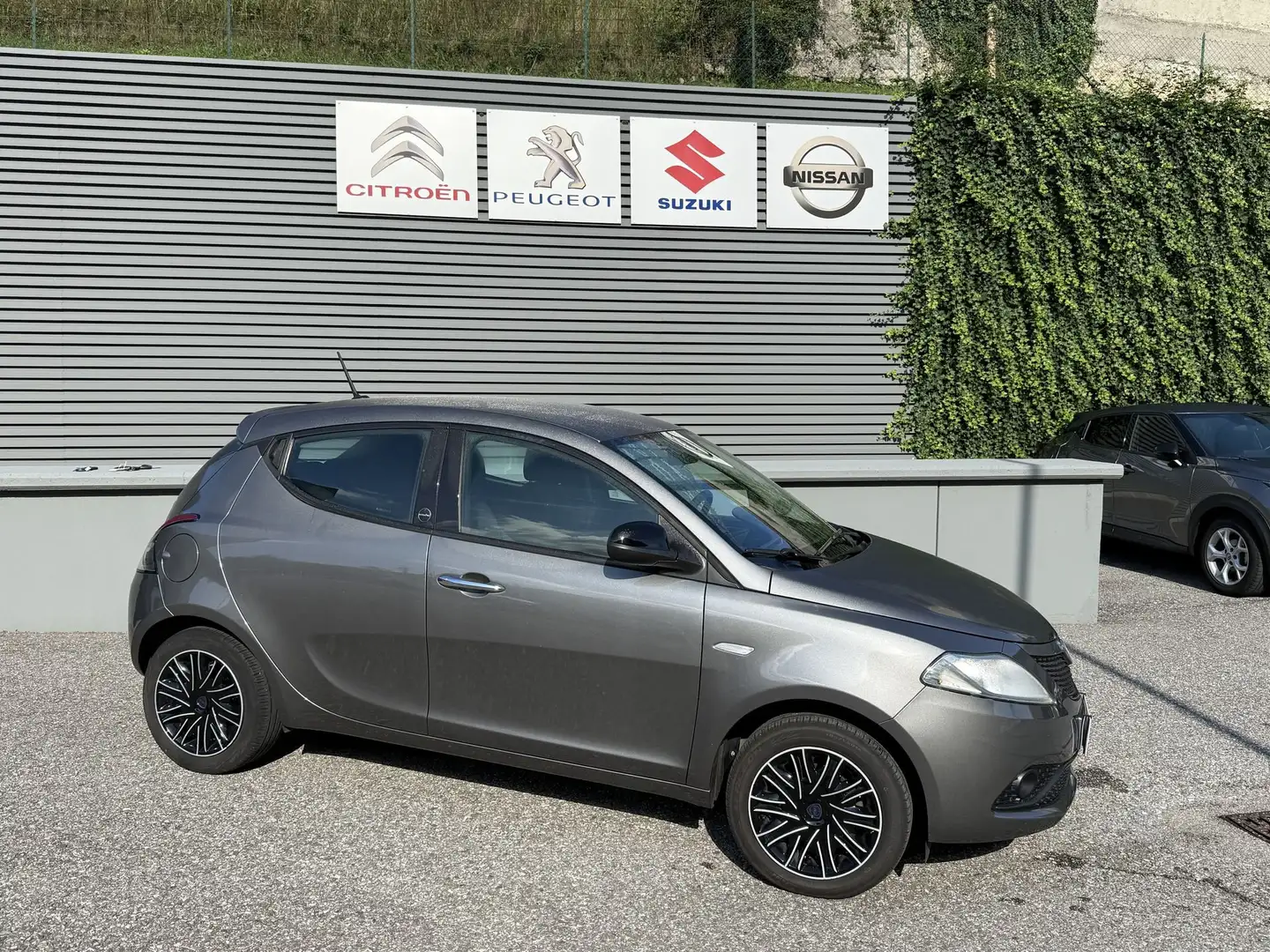 Lancia Ypsilon Ypsilon 1.0 FireFly 5 porte S&S Hybrid Ecochic Go Grigio - 2