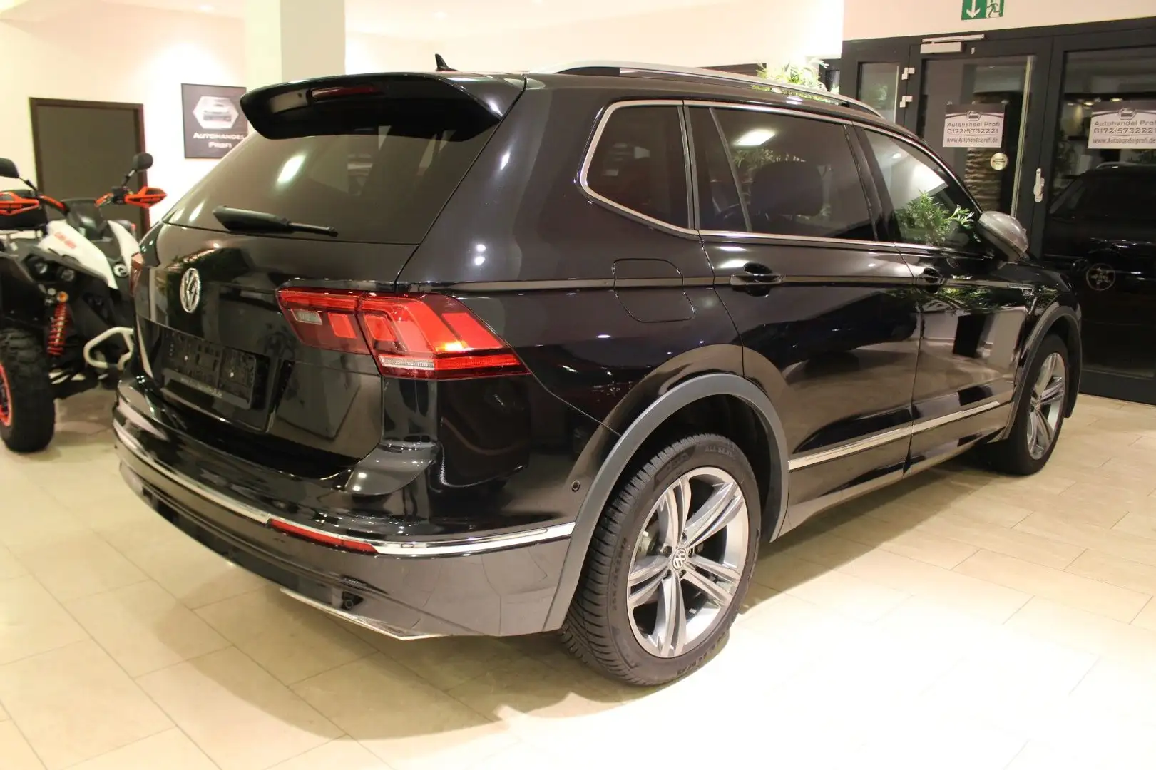 Volkswagen Tiguan Allspace Comfortline R-Line Pano LED VC Zwart - 2
