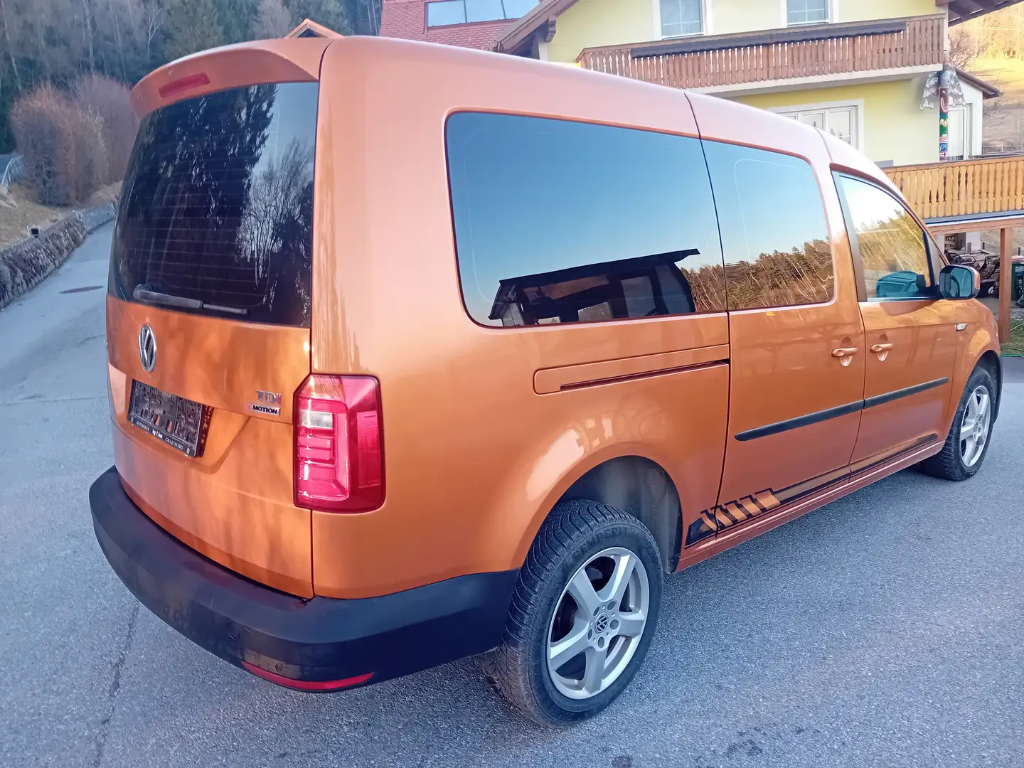 Volkswagen Caddy Kombi Maxi Trendline 2,0 TDI 4MOTION Pomarańczowy - 2