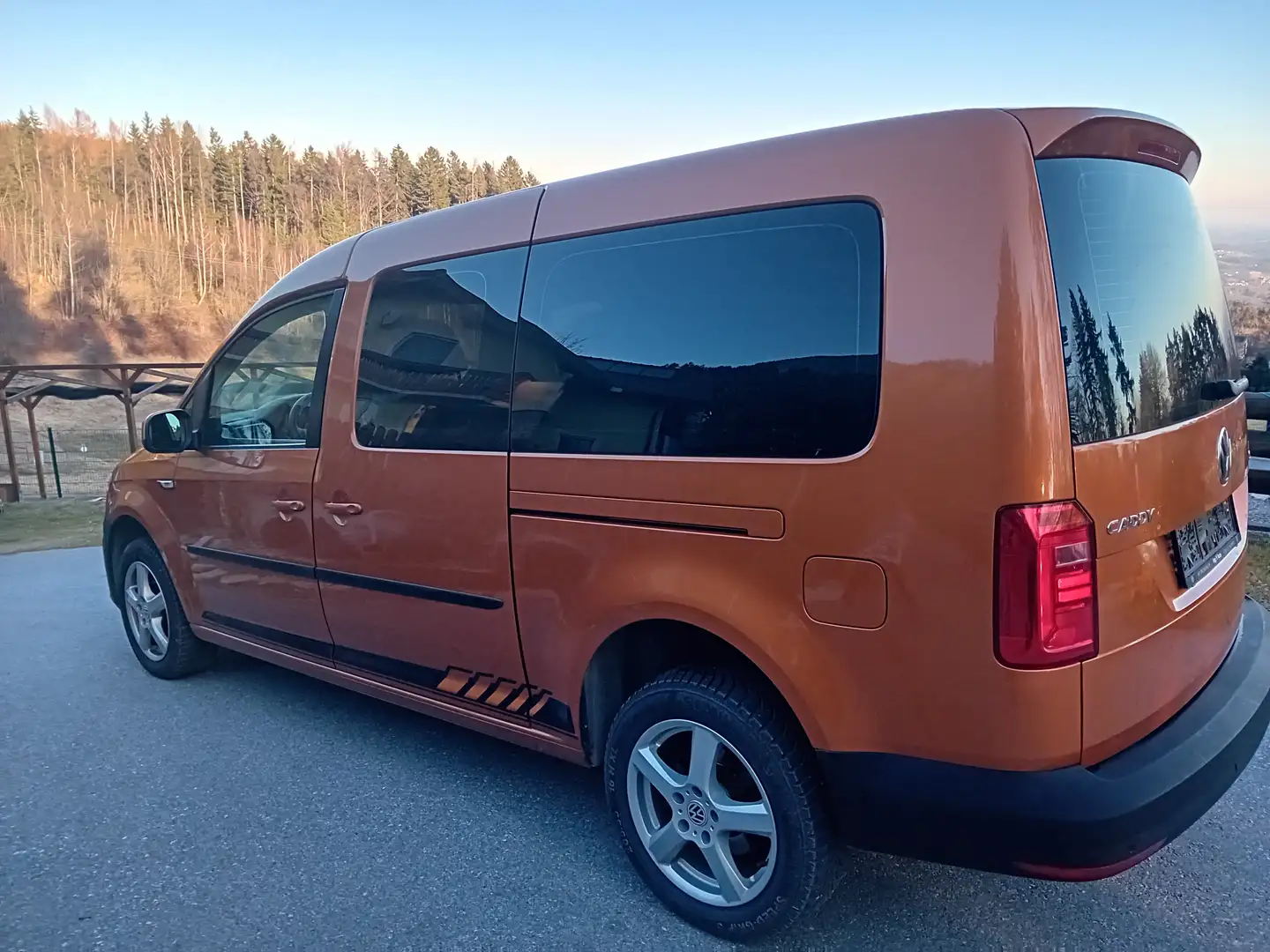 Volkswagen Caddy Kombi Maxi Trendline 2,0 TDI 4MOTION Pomarańczowy - 1