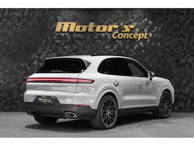 Porsche Cayenne view 3