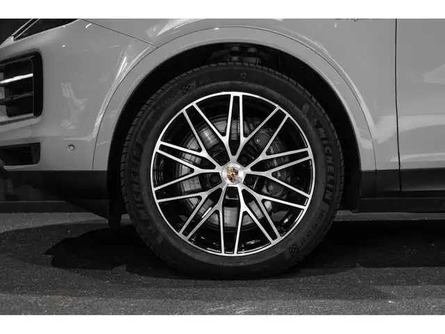 Porsche Cayenne view 8