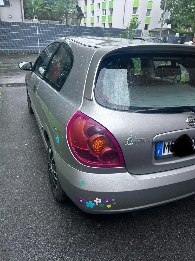 Nissan Almera Almera Fließheck  3-Türer 1.5 acenta Silber - 2