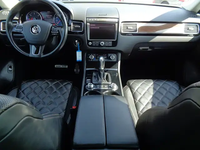Volkswagen Touareg view 14