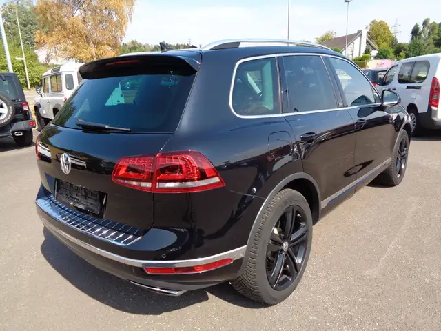 Volkswagen Touareg view 4