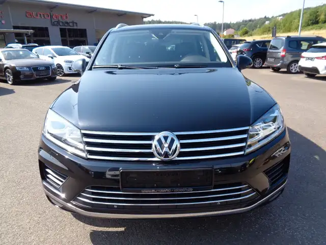 Volkswagen Touareg view 2