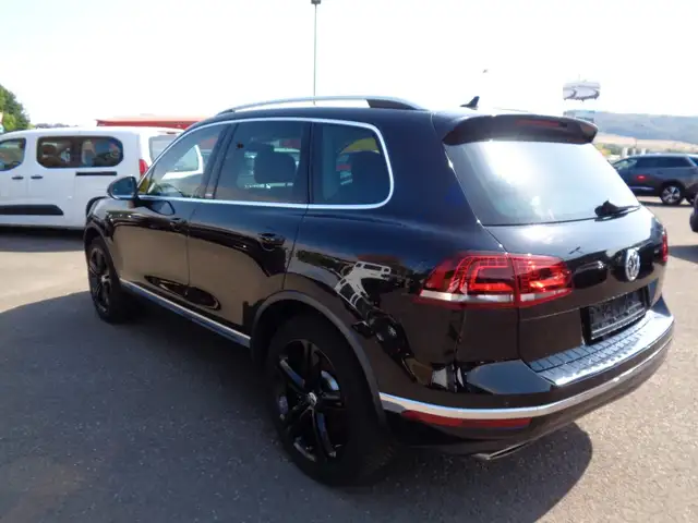 Volkswagen Touareg view 6
