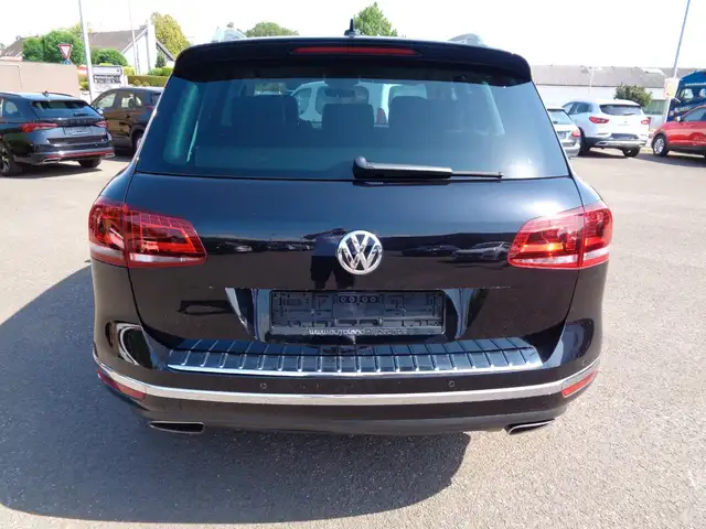 Volkswagen Touareg view 5