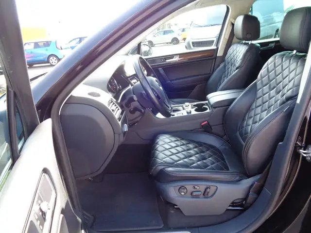 Volkswagen Touareg view 9