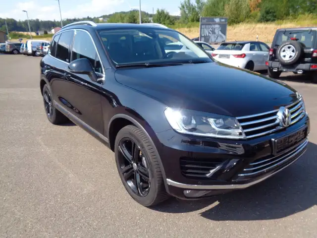 Volkswagen Touareg view 3