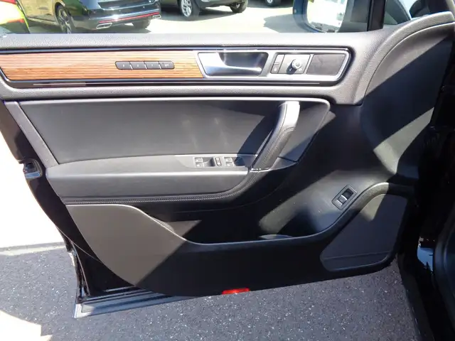 Volkswagen Touareg view 8