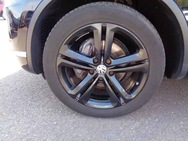 Volkswagen Touareg view 7