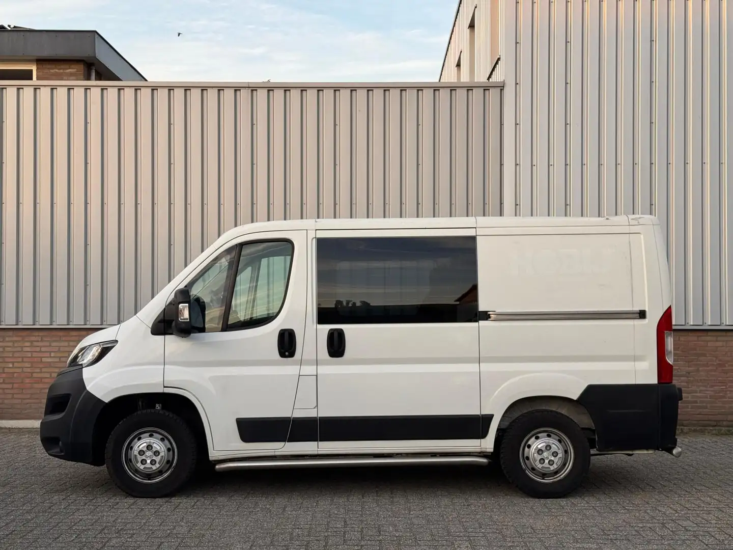 Peugeot Boxer 330 L1H1 Premium DC 7-zits/ Airco/ EURO 6 Wit - 2