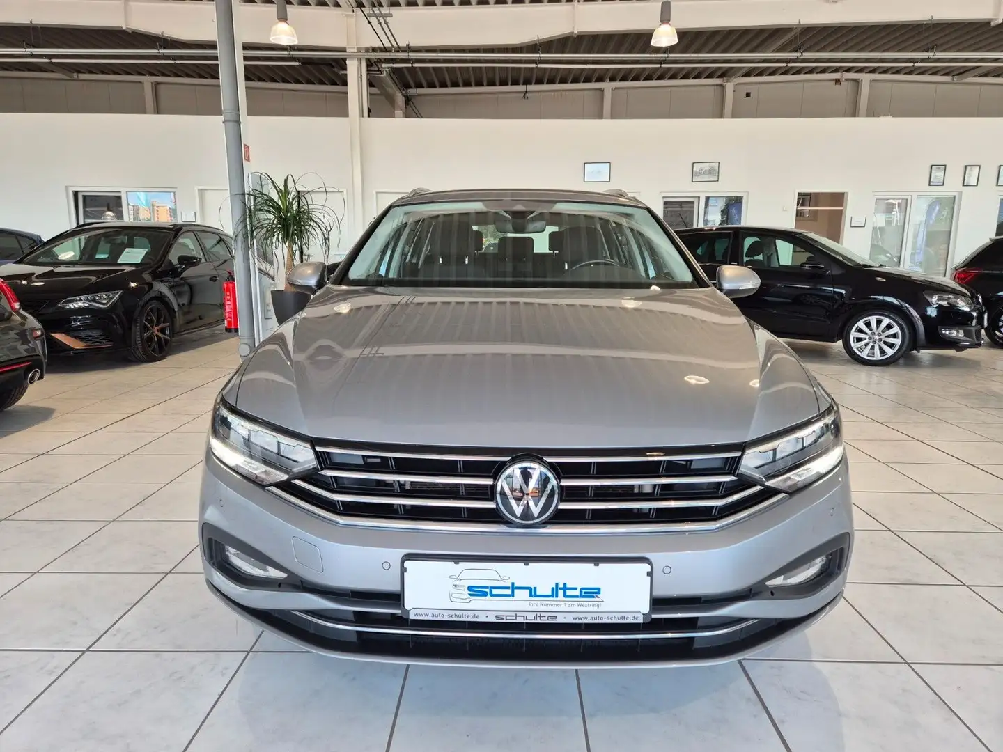 Volkswagen Passat Variant Business *AT*Navi*Kamera*SHZ*ACC* Plateado - 2