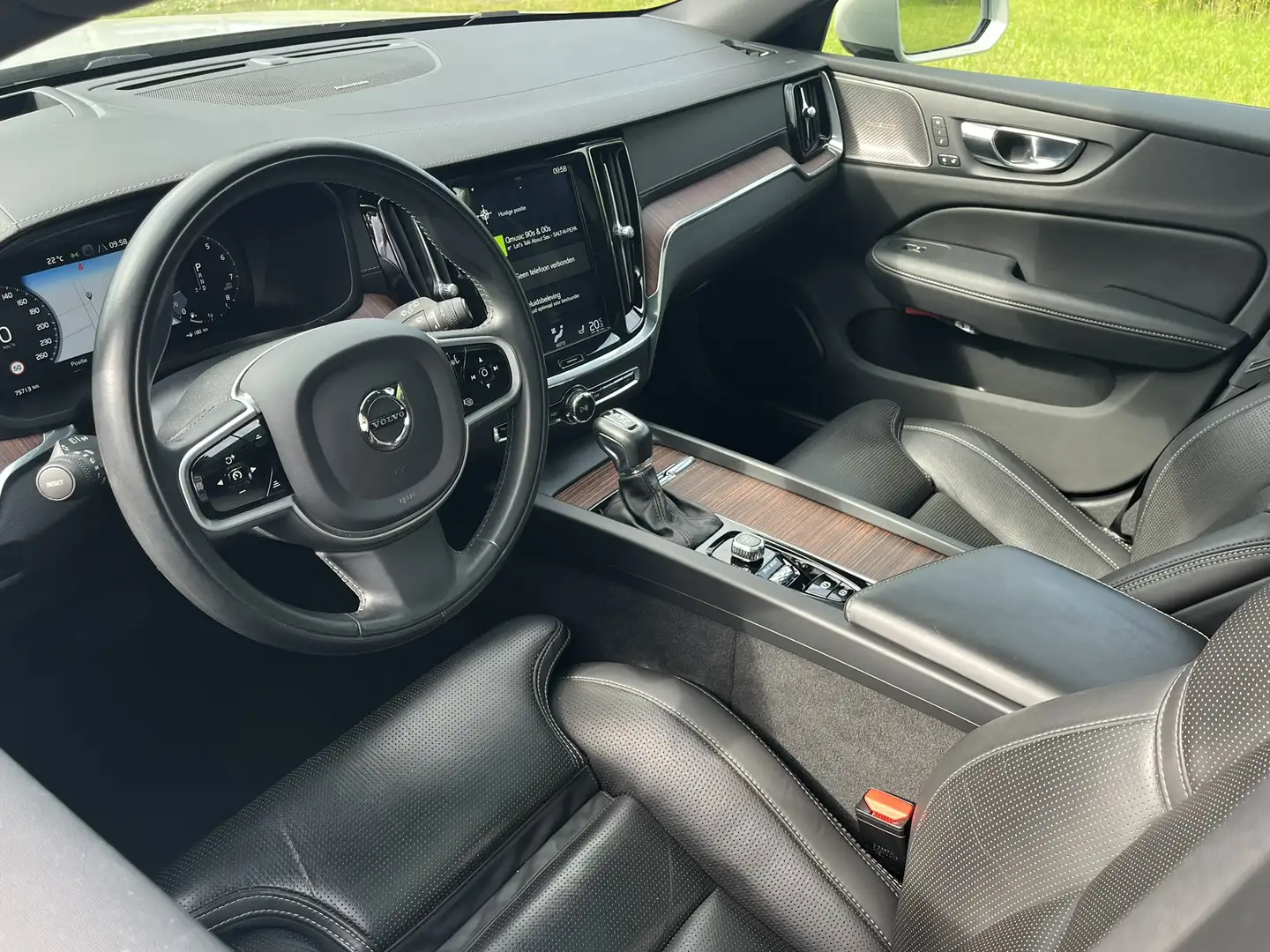 Volvo V60 Cross Country 2.0 T5 AWD Pro | HUD | Massage | Standkachel | 360 Grijs - 2