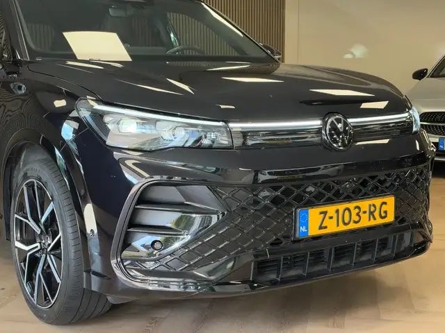 Volkswagen Tiguan view 4