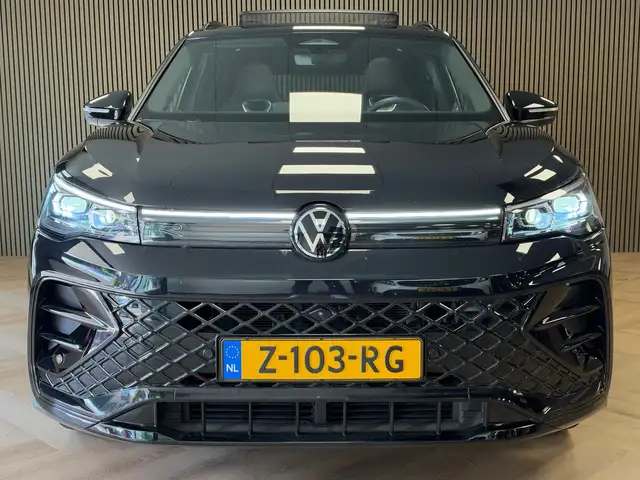 Volkswagen Tiguan view 3