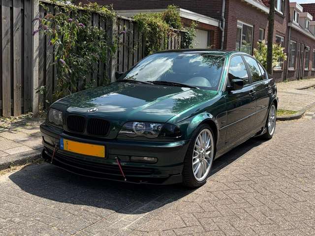 BMW 323 Sedan