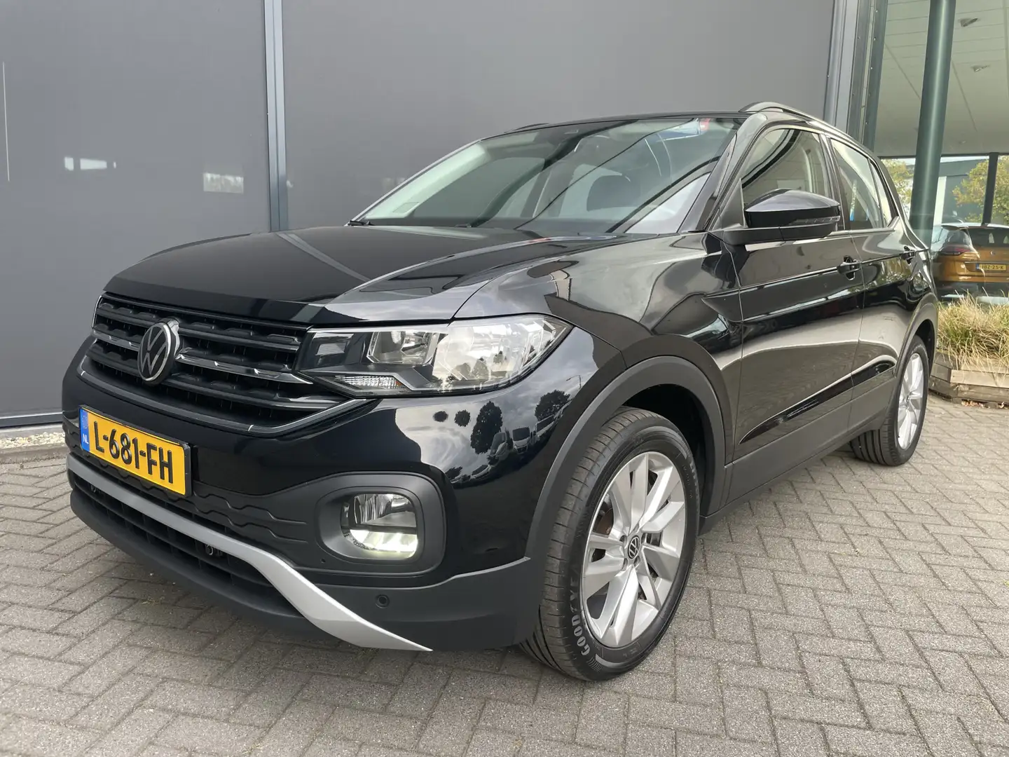 Volkswagen T-Cross 1.0 TSI Life Achteruitrijcamera - Cruise control - Zwart - 2