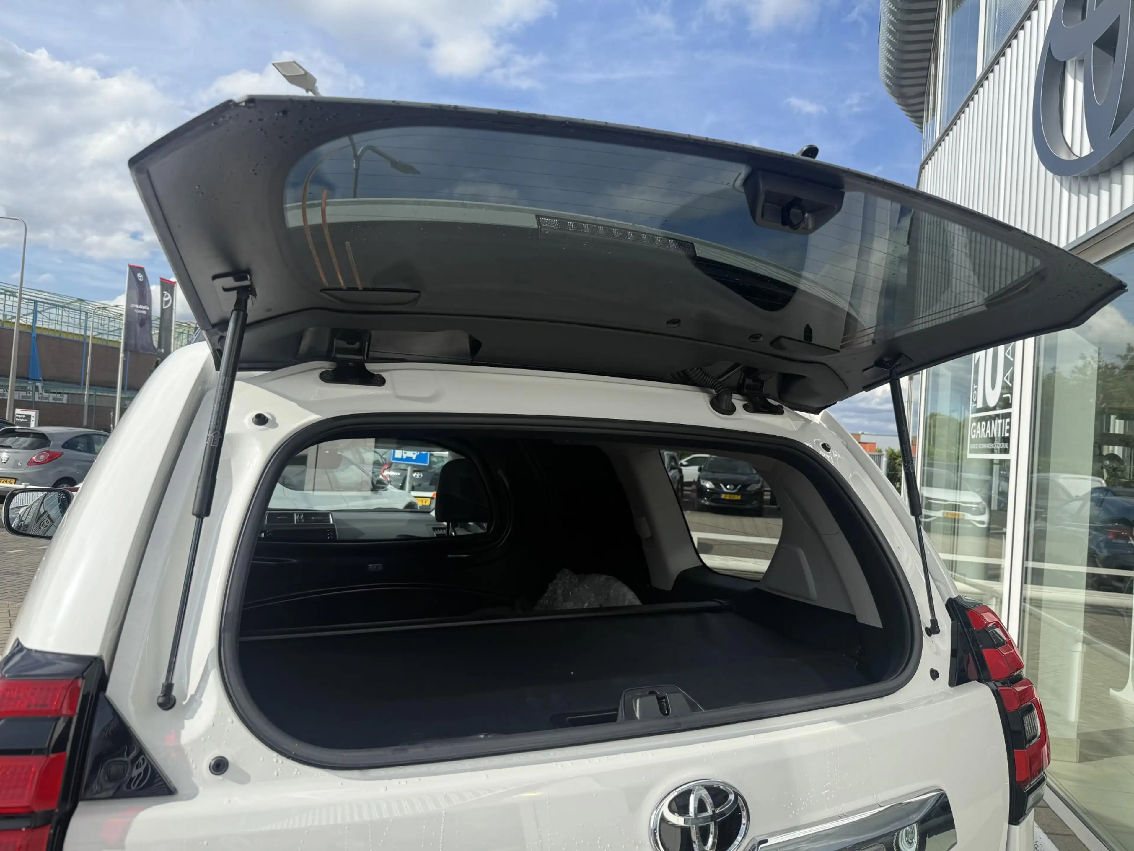 Toyota Land Cruiser 2.8 D-4D-F Professional Window Van Grijs kenteken — photo 4