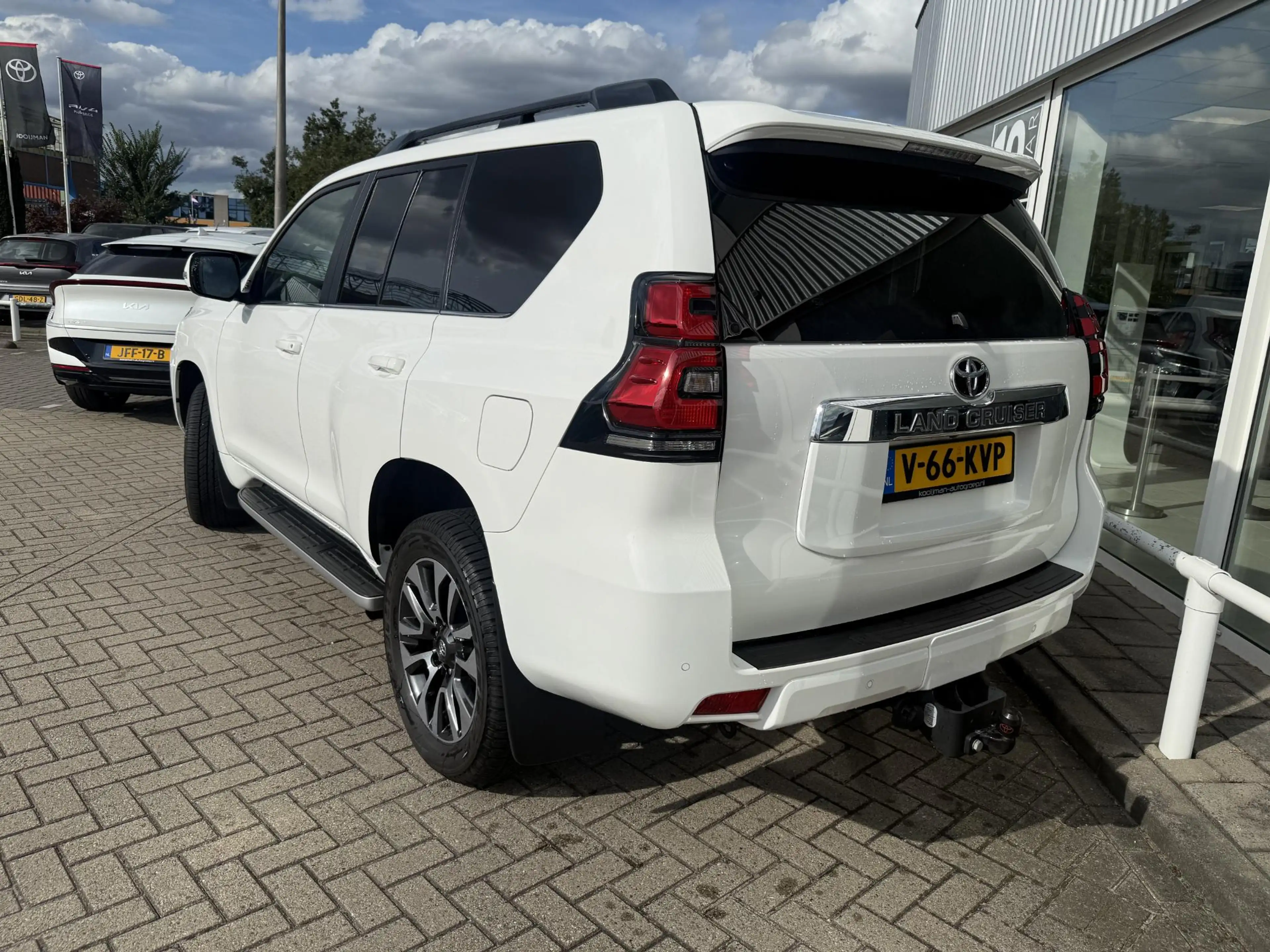 Toyota Land Cruiser 2.8 D-4D-F Professional Window Van Grijs kenteken — photo 2