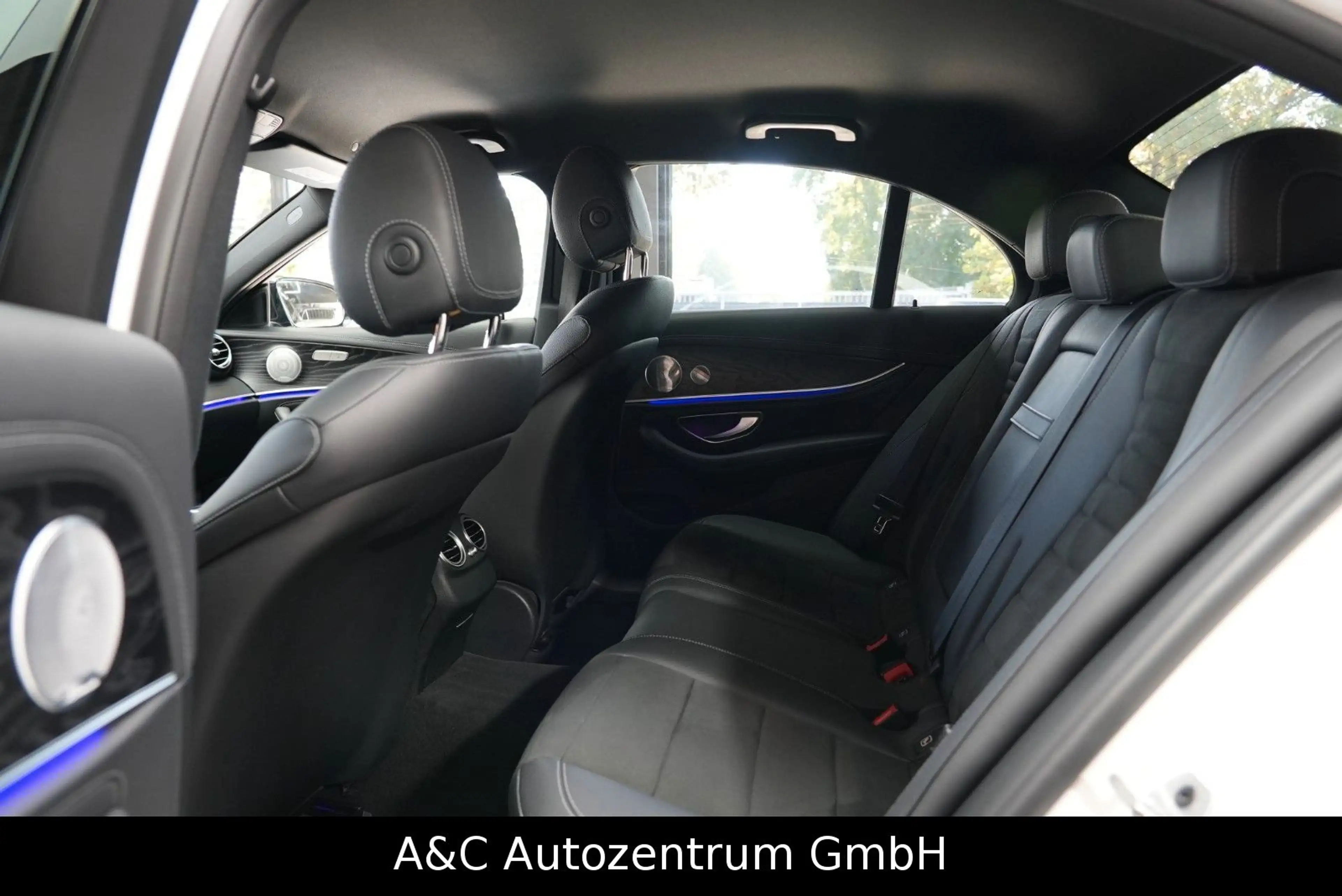 Mercedes-Benz E 400 E400d 4Matic AMG Line — photo 13