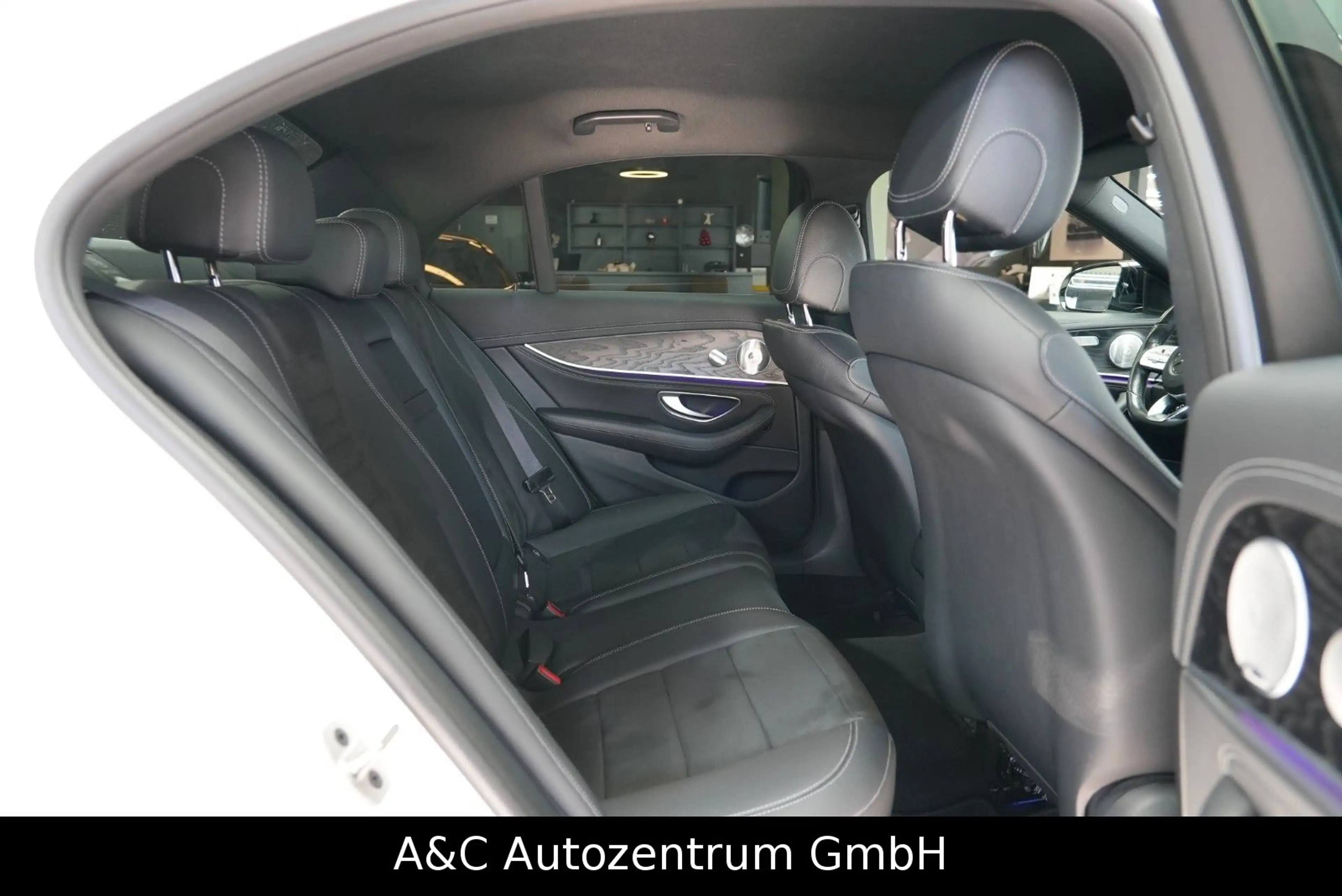 Mercedes-Benz E 400 E400d 4Matic AMG Line — photo 14
