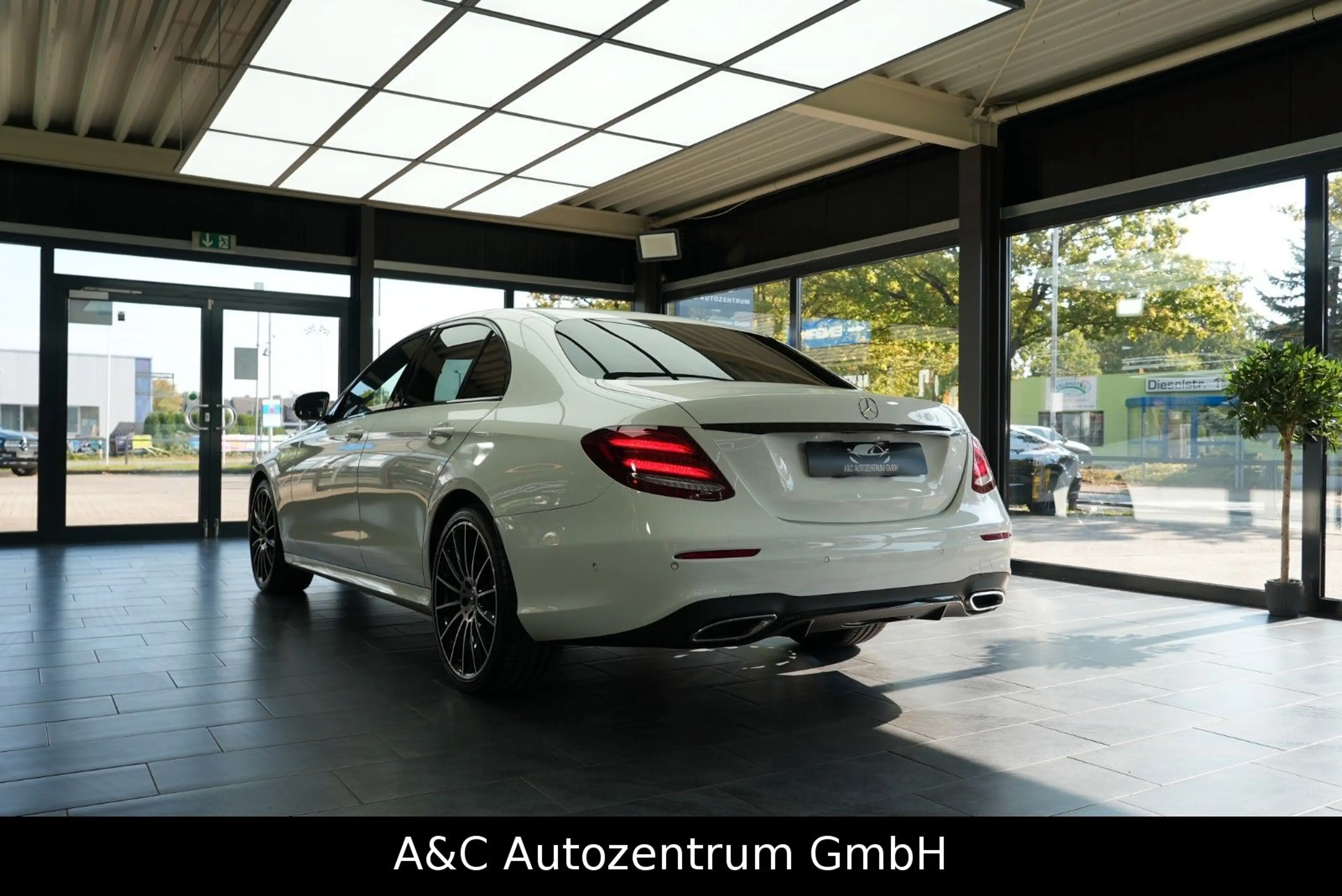 Mercedes-Benz E 400 E400d 4Matic AMG Line — photo 4