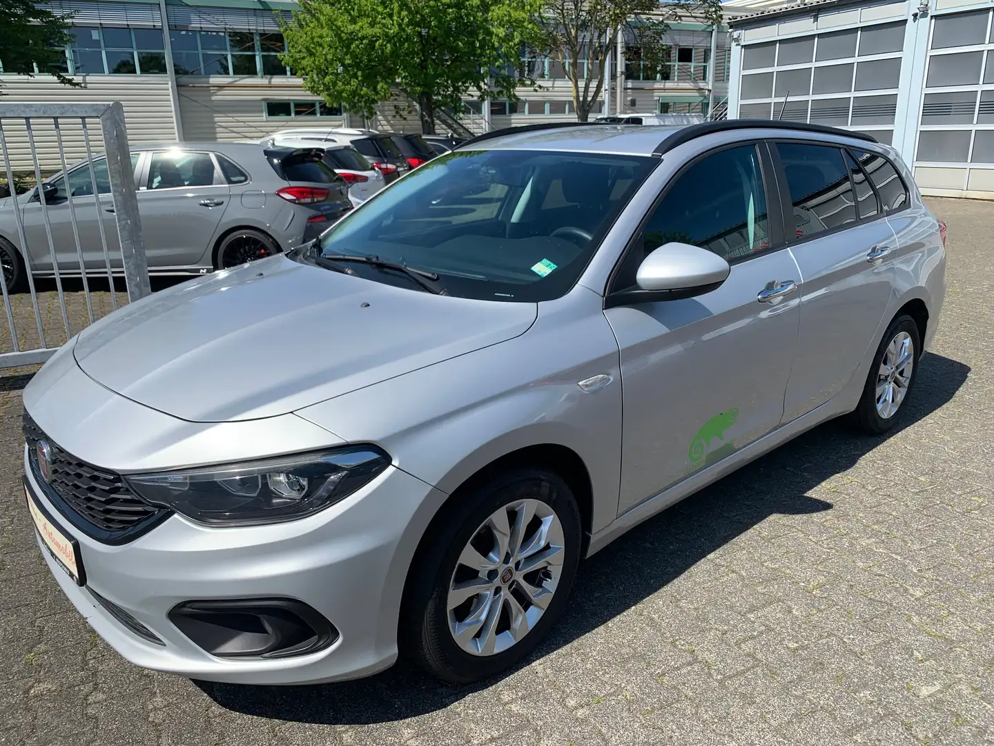 Fiat Tipo Easy mit ALU- PDC -Navi-Klima -Telefonie- Tempomat Plateado - 1